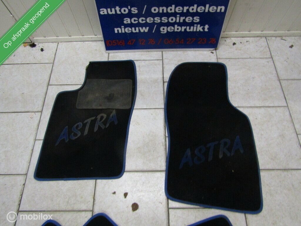 set vloermatten Opel Astra F + opdruk, bj '91 t/m '97, Auto-onderdelen, Interieur en Bekleding, Gebruikt, Opel, Ophalen of Verzenden