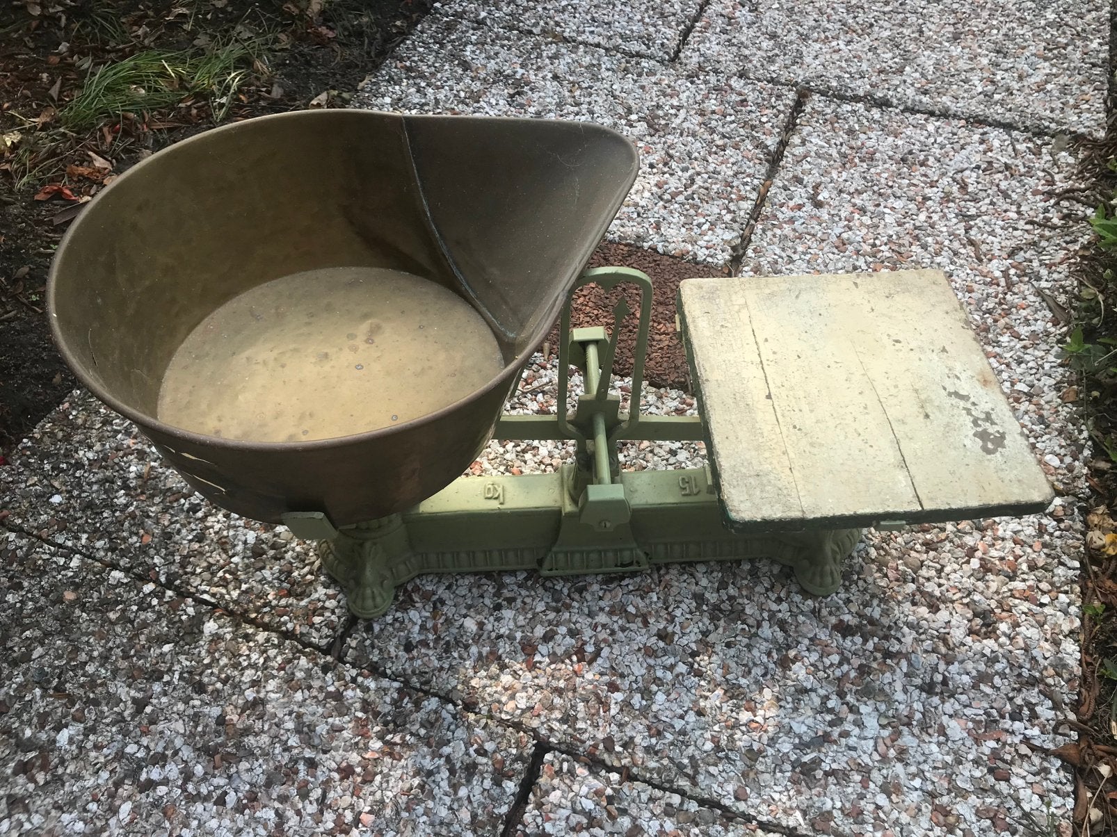 Antieke weegschaal, gietijzer, met schaal, 2 gewichten., Antiek en Kunst, Antiek | Gereedschap en Instrumenten, Ophalen of Verzenden