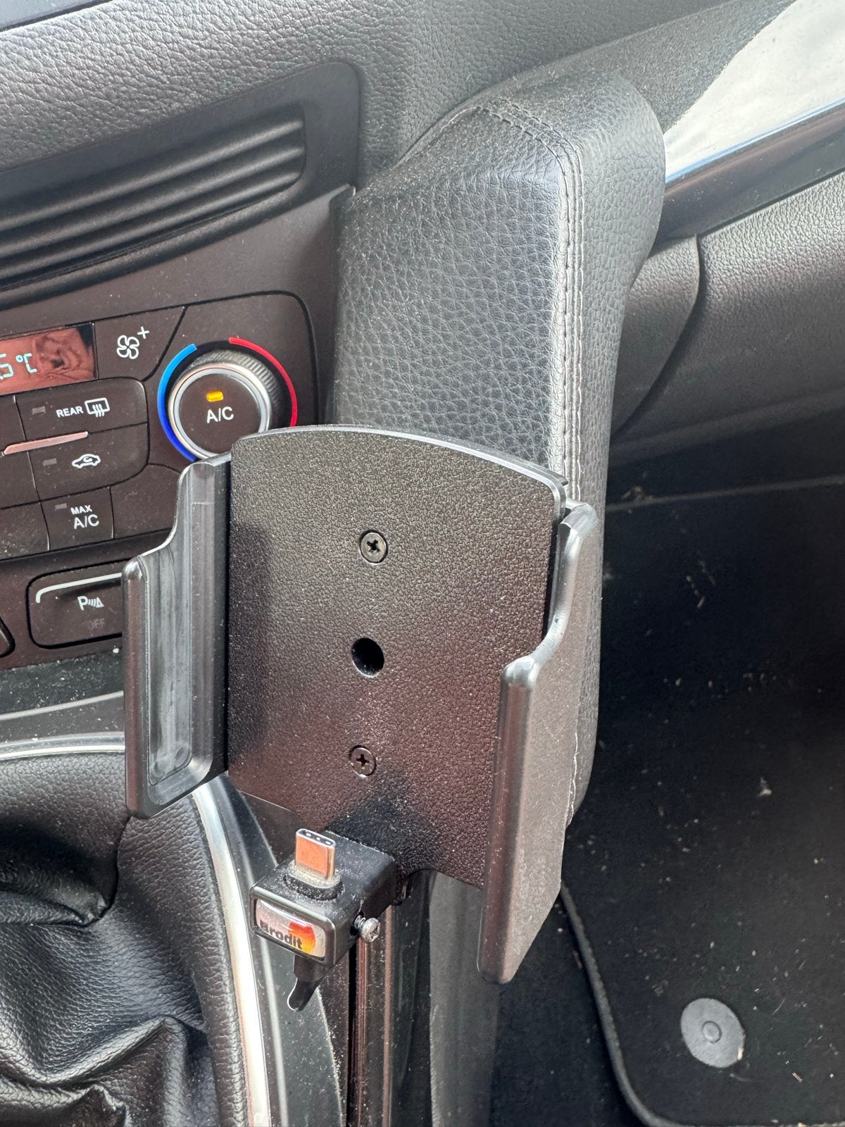 Telefoonhouder voor in de auto geschikt voor Ford Kuga., Ophalen of Verzenden, Gebruikt