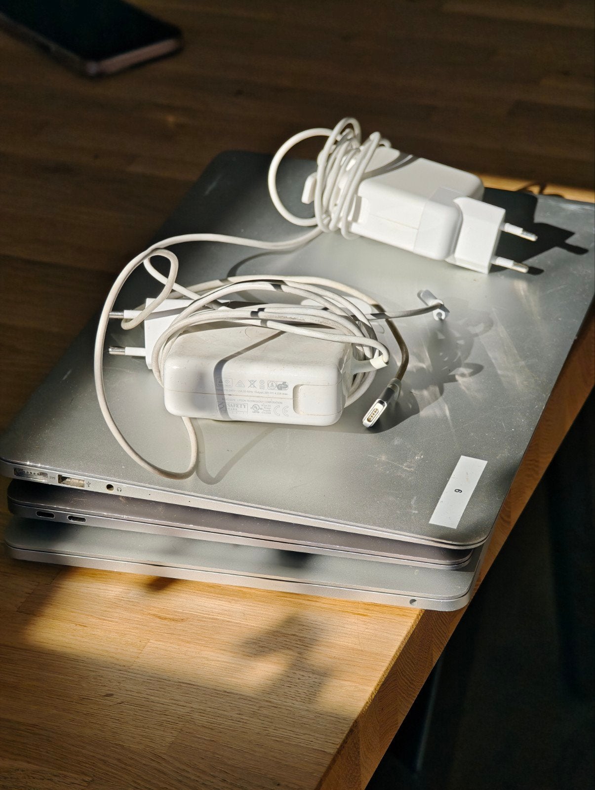 3 defecte MacBooks (A2337, A1708, A1466) met 2 opladers, Ophalen of Verzenden, Niet werkend, Overige modellen