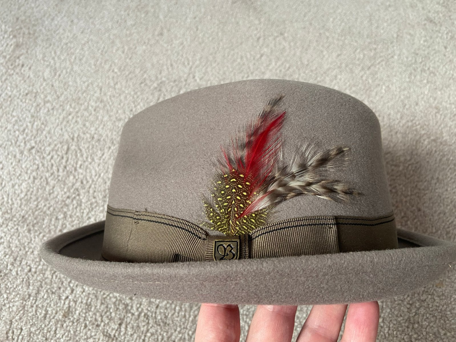Brixton Hoed - Stijlvolle Fedora met Veren (Maat M), Ophalen of Verzenden, Zo goed als nieuw, Hoed