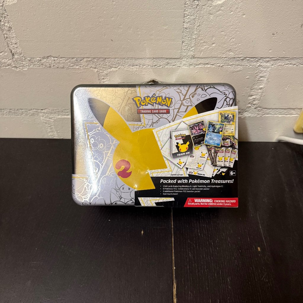 Te Koop: Pokémon Celebrations 25th Collector Chest, Ophalen of Verzenden, Nieuw, Booster, Foil