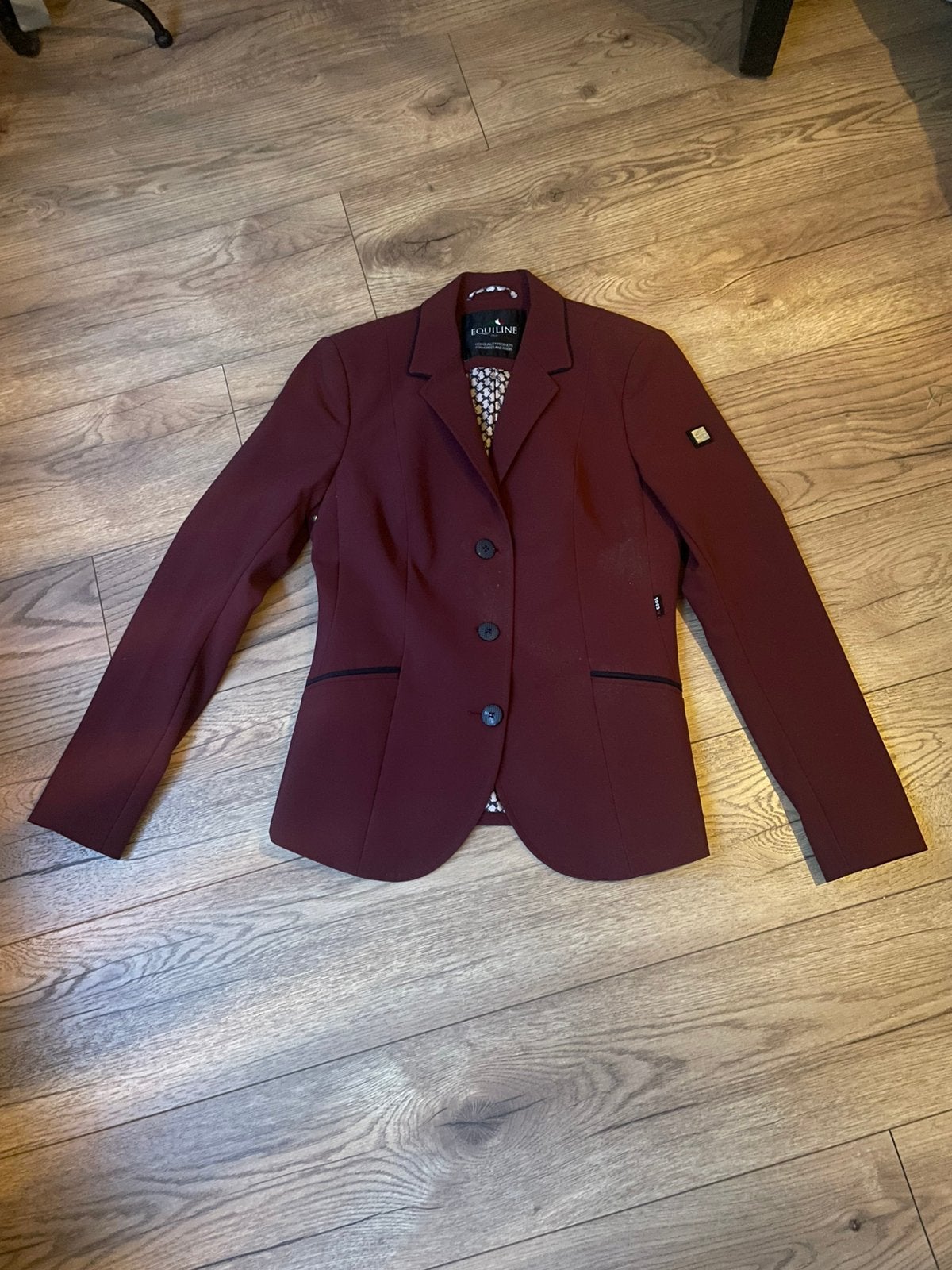 Equiline wedstrijdjasje bordeaux 38, Dieren en Toebehoren, Paardrijkleding, Rood, Dressuur, Overige merken, Ophalen of Verzenden