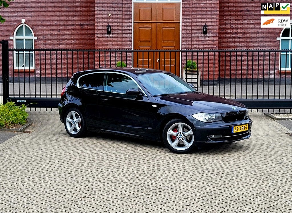 BMW 1-serie 116i Business Line / Airco / Navi / Camera / Blu, 1-Serie, Achterwielaandrijving, 4 cilinders, 4 stoelen