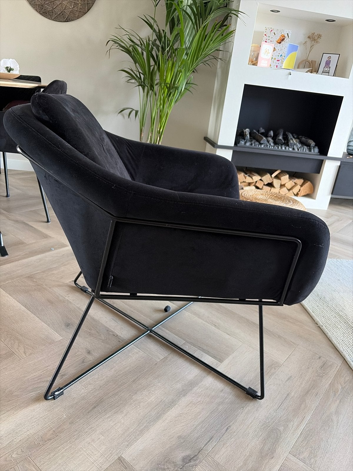 Zwarte fauteuil met metalen onderstel van Riverdale, Huis en Inrichting, Fauteuils, Ophalen, Gebruikt, Minder dan 75 cm, 75 tot 100 cm
