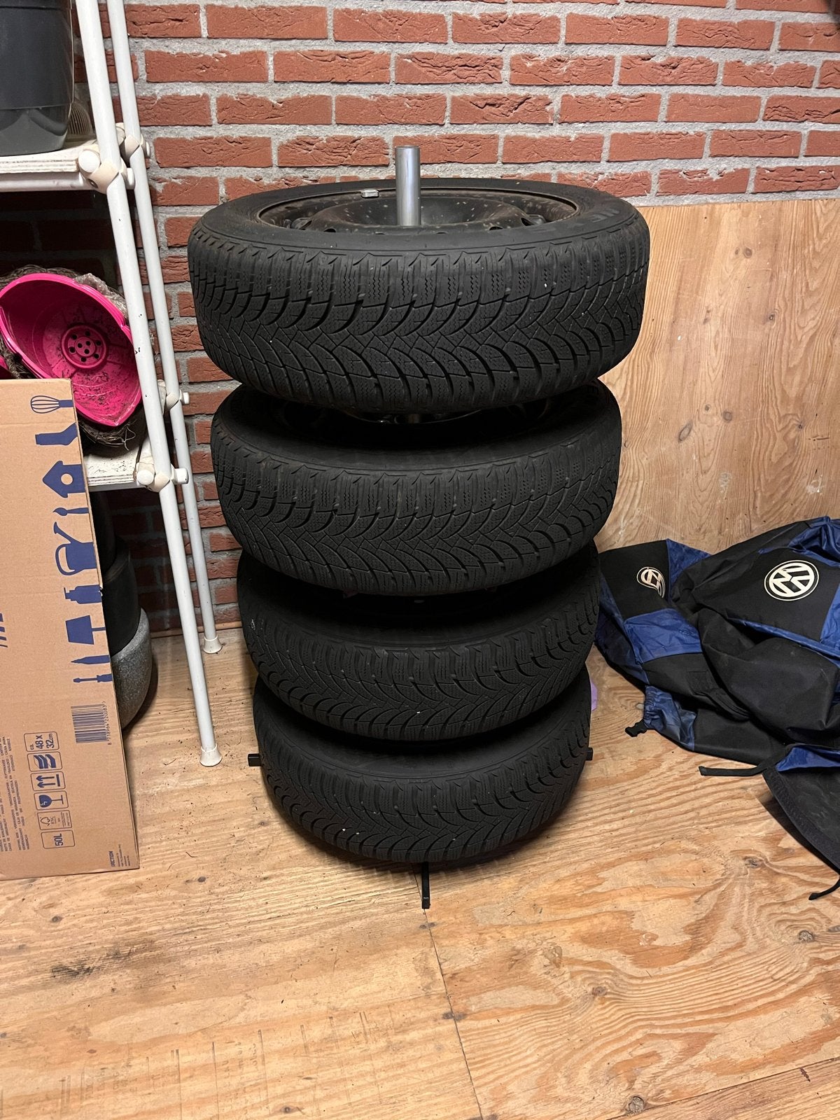 Winterbanden op stalen velg 185/65 R15 (VW Polo, Seat Ibiza), Auto-onderdelen, Ophalen, Gebruikt, 15 inch, Banden en Velgen