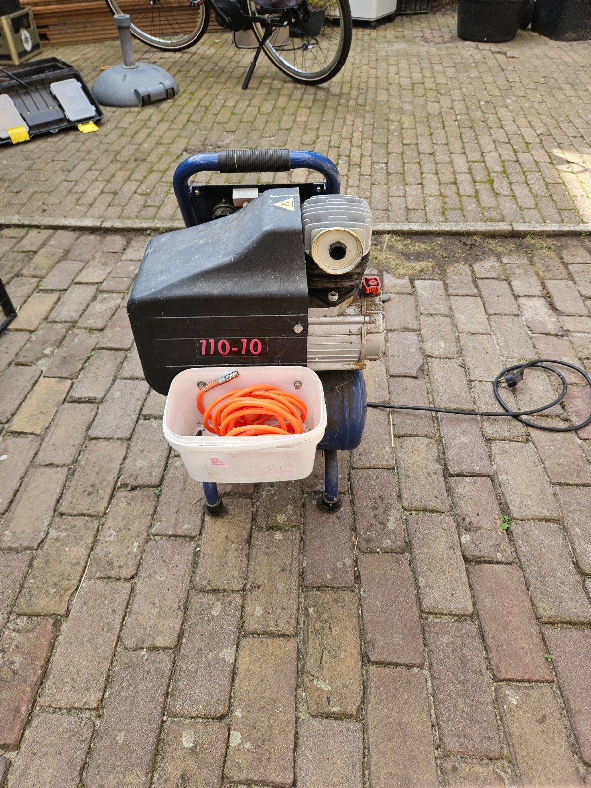 Dutac 110-10 compressor, Ophalen, Gebruikt, 6 tot 10 bar, Minder dan 200 liter/min