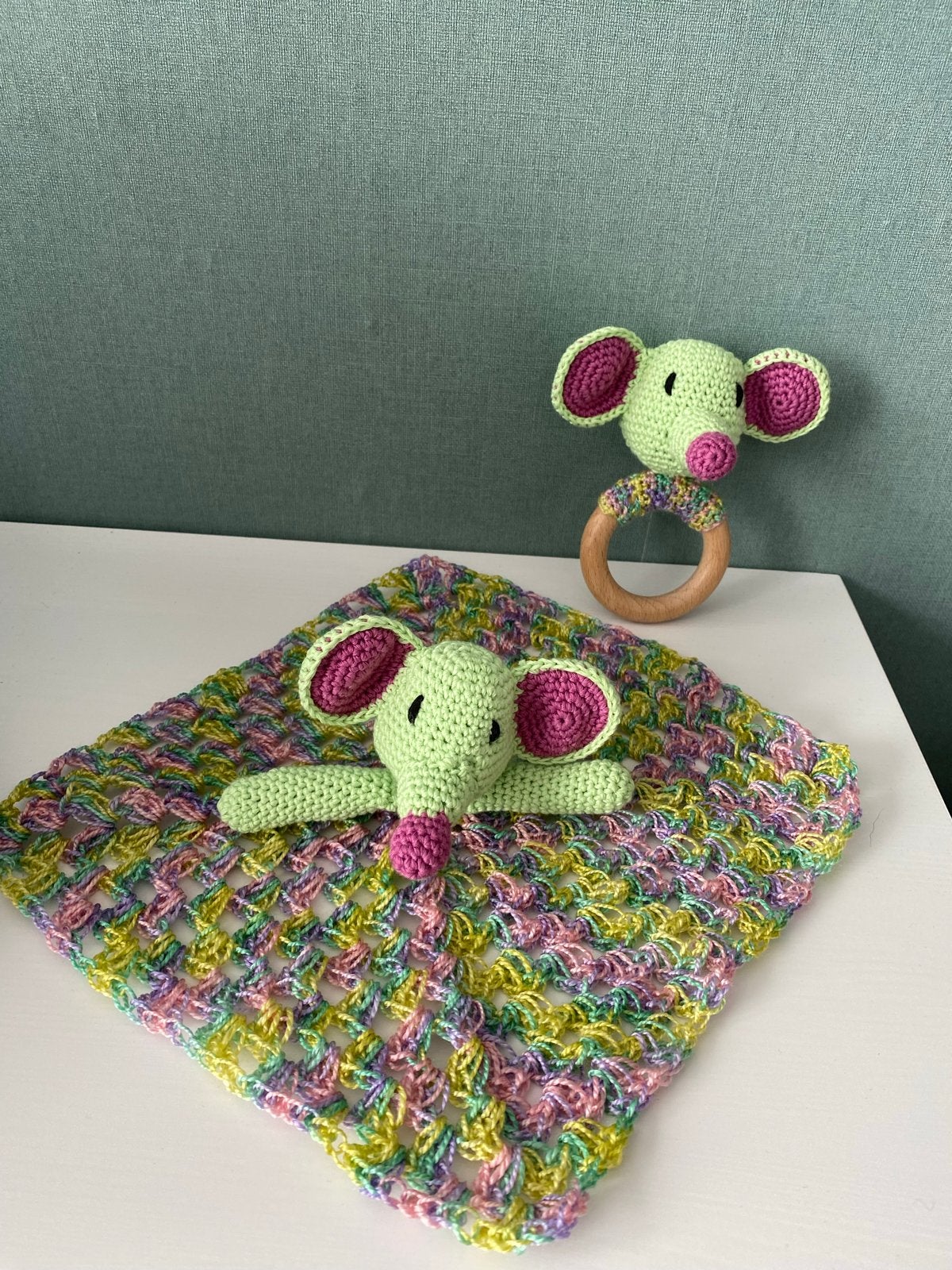 Gehaakte rammelaar en knuffeldoekje muis, Verzenden, Nieuw, Rammelaar