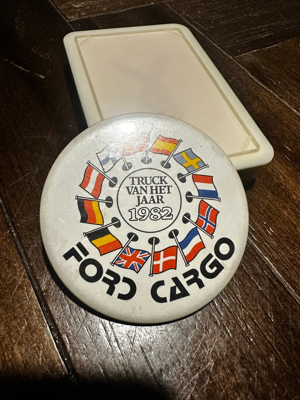 Vintage Ford Cargo Truck van het Jaar 1982 Button Pin, Verzamelen, Ophalen of Verzenden, Gebruikt, Transport, Button
