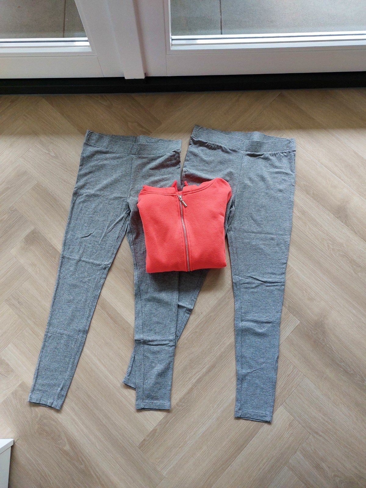 KORAALKLEURIG VESTJE MET 2 GRIJZE LEGGINGS MAAT XS, Kleding | Dames, Ophalen of Verzenden, Maat 34 (XS) of kleiner, Grijs, Fitness of Aerobics