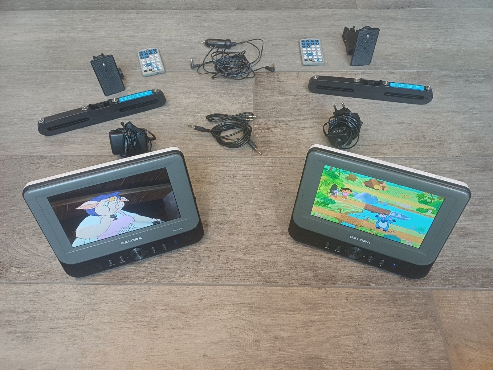 Salora Portable DVD Spelers (2 stuks) met Hoofdsteunbeugels, Gebruikt, Draagbaar, Ophalen of Verzenden, Overige merken