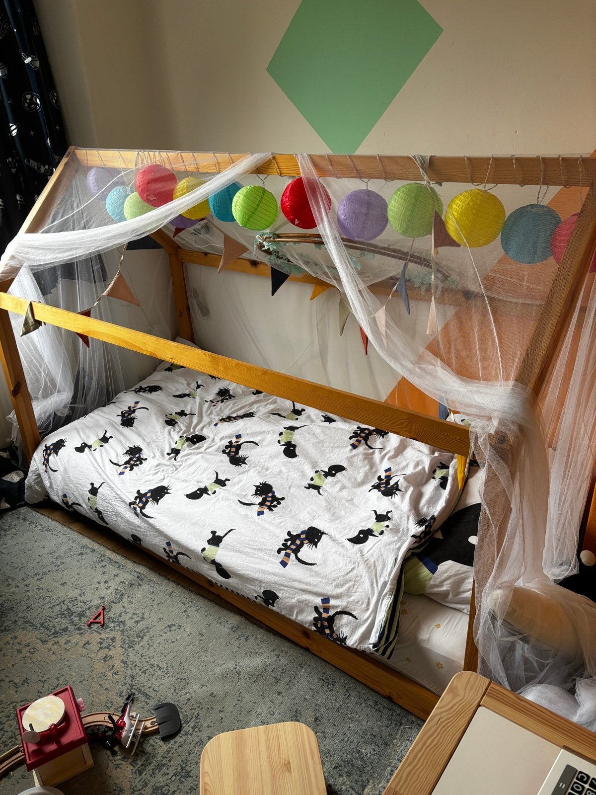 Houten kinderbed (huisjesbed / huisbed) - Zo goed als nieuw, Ophalen, 90 cm, Zo goed als nieuw, 200 cm