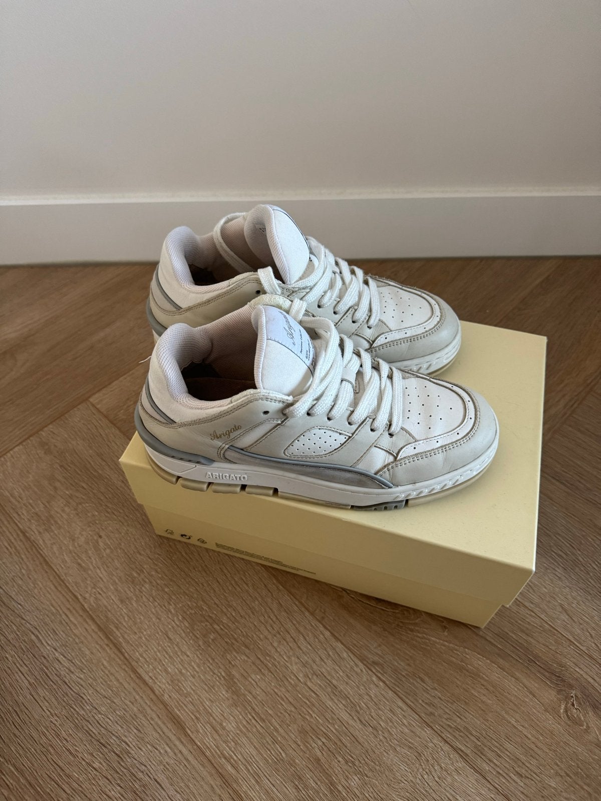 Axel Arigato Area Lo Sneakers - Crèmekleurig/Wit, Wit, Ophalen of Verzenden, Sneakers of Gympen, Gedragen