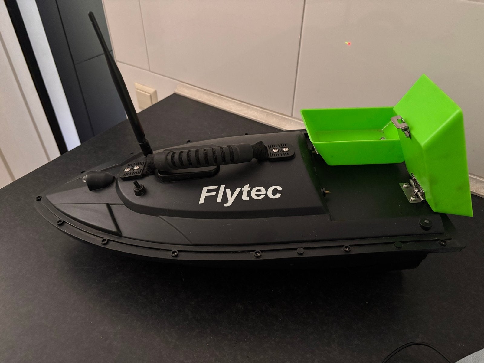 Voerboot Flytec met 2 accu's, lader en extra propellers, Watersport en Boten, Ophalen, Gebruikt, Overige typen