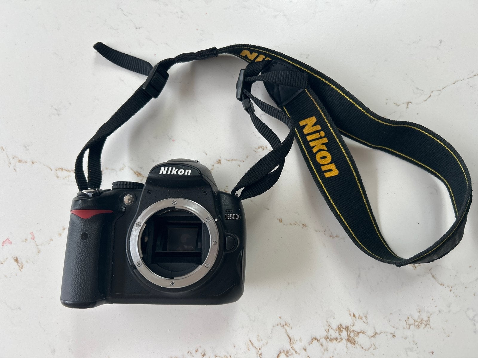 Nikon D5000 Spiegelreflexcamera met 18-55mm lens en tas, Audio, Tv en Foto, Fotocamera's Digitaal, Gebruikt, Spiegelreflex, Kantelbaar/draaibaar scherm