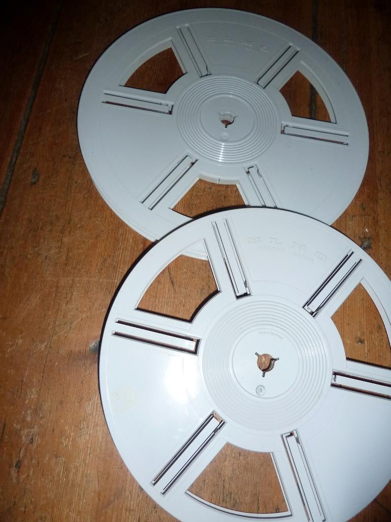8mm 2 elmo kunststof opwikkelspoelen 26,5 en 24cm diameter, Ophalen of Verzenden, 8mm film