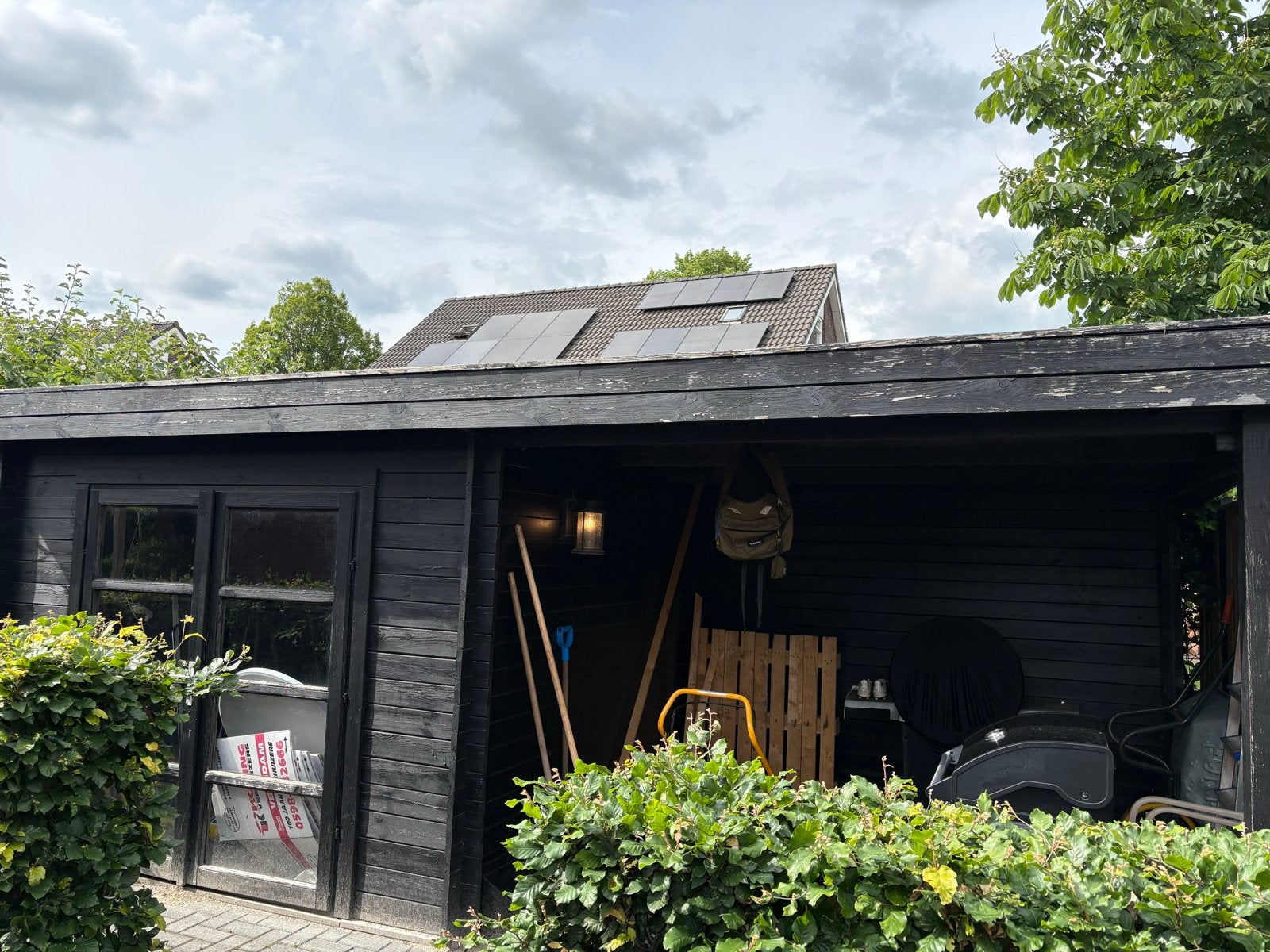 Zwarte houten schuur met overkapping, Tuin en Terras, Tuinhuizen, Schuur, Ophalen of Verzenden, 2 ramen, 500 cm of meer