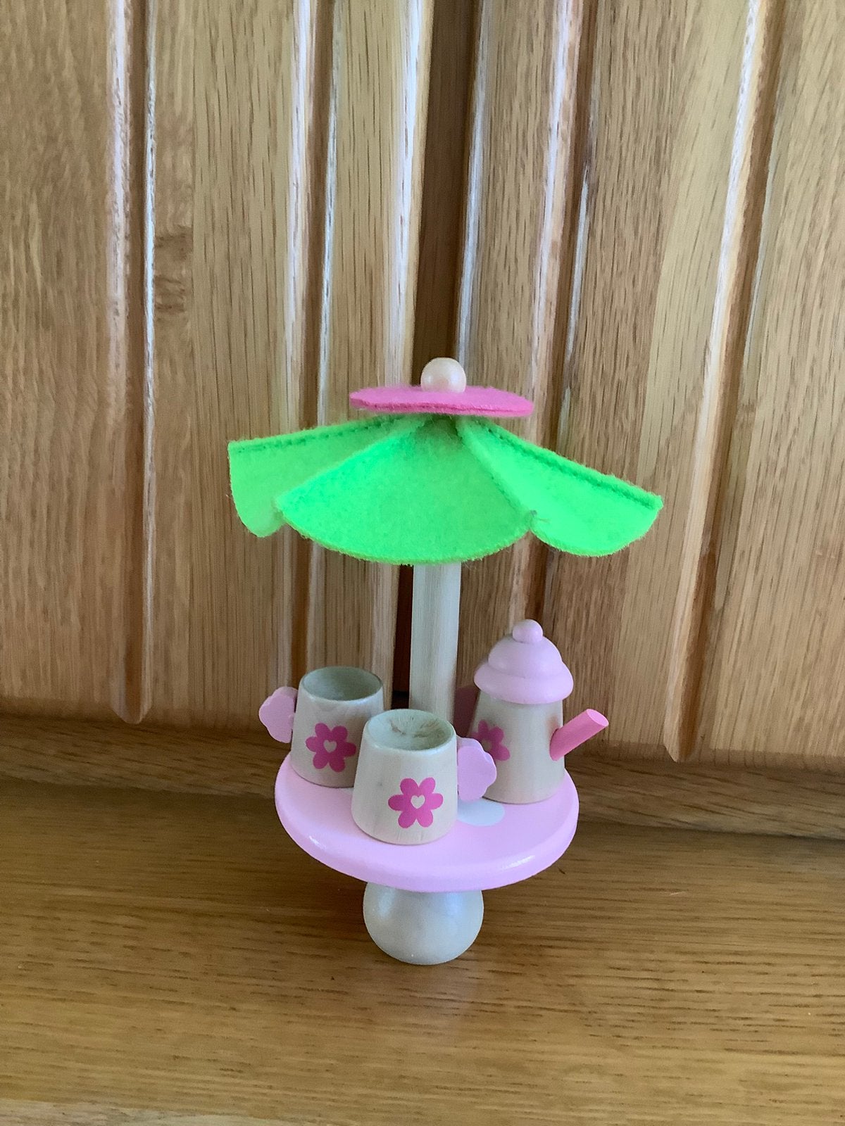 Houten setje ,tafel+parasol+kan en bekers,16 cm hoog, Ophalen of Verzenden, Gebruikt, Poppenhuis