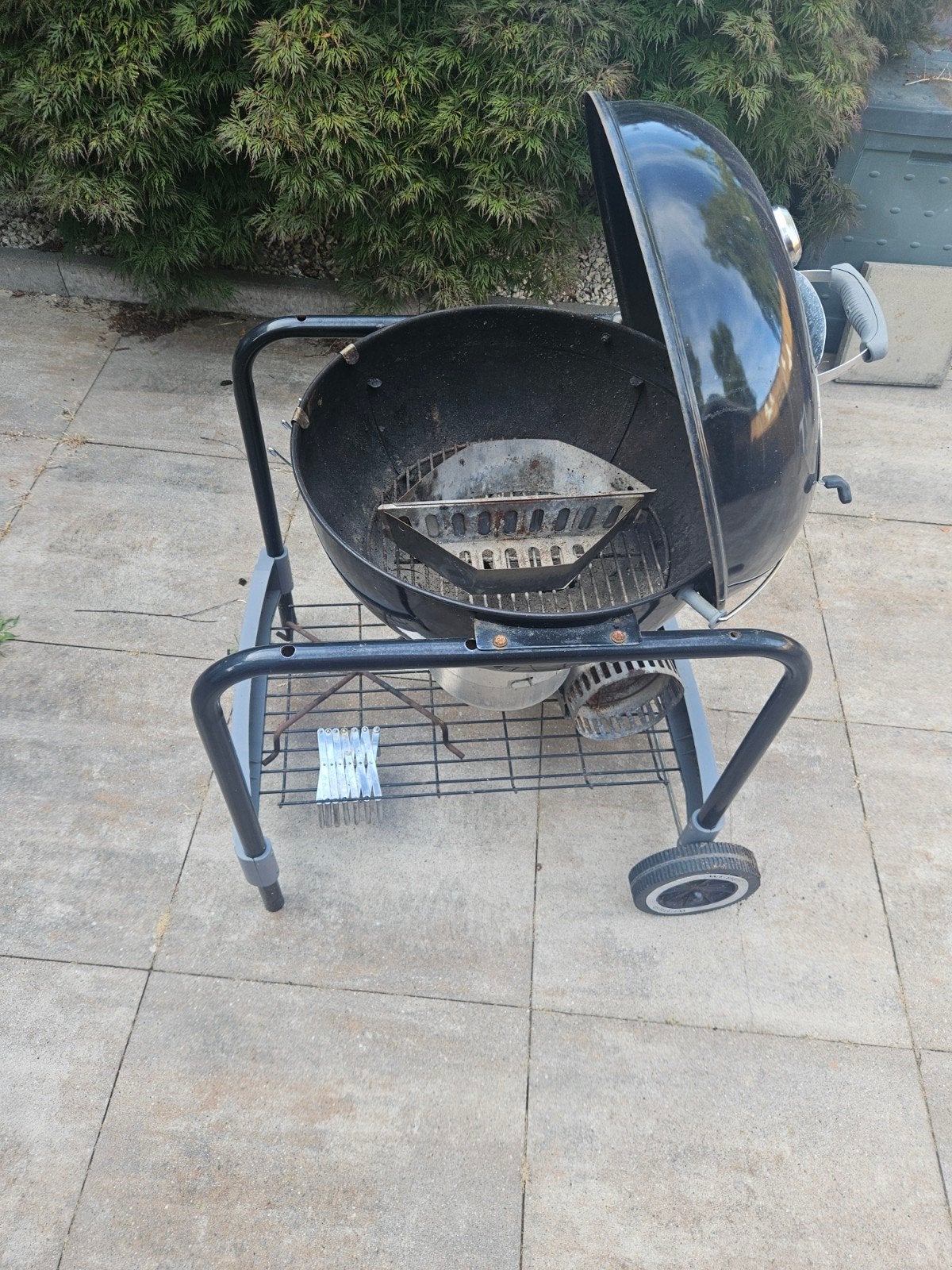 Weber 57 cm BBQ met accessoires, Ophalen, Gebruikt, Weber