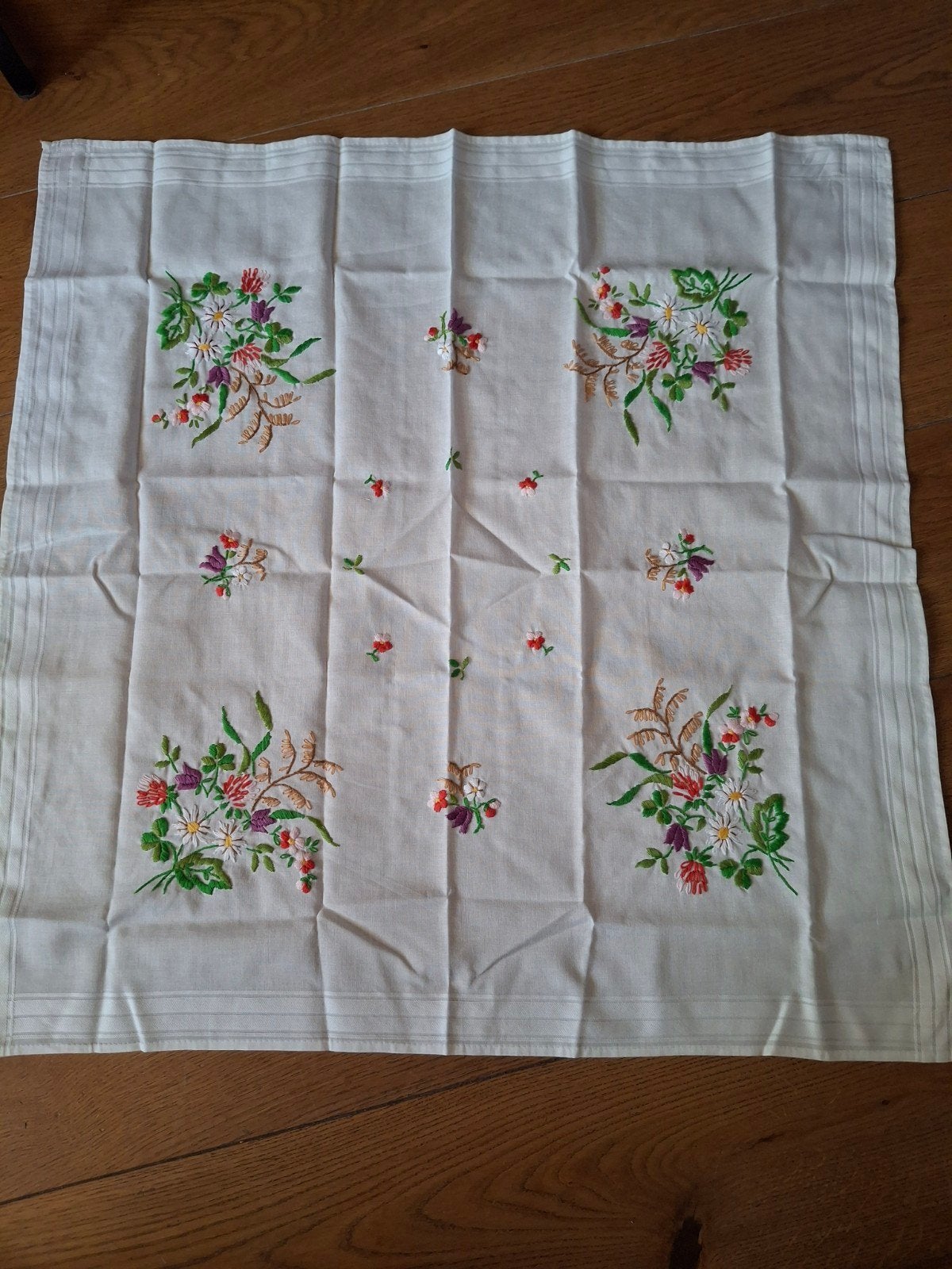 Handgeborduurde tafelkleedjes 80x80 cm - Steun de Zonnebloem, Ophalen of Verzenden, Gebruikt, Meerkleurig, Textiel