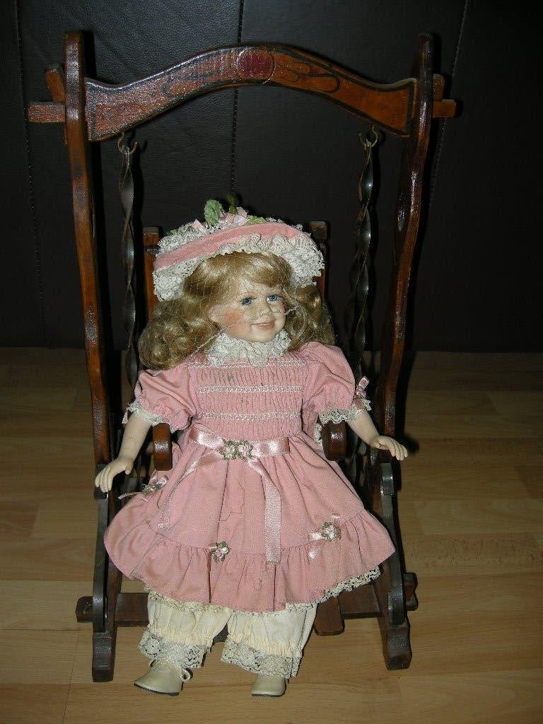 Porseleinen pop goldina 45cm excl.poppen schommelstoel, Antiek en Kunst, Ophalen of Verzenden