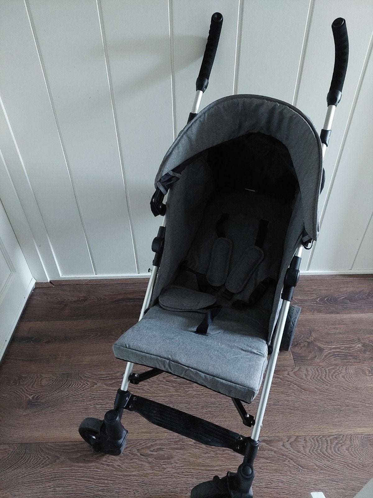 Compacte grijze buggy met zonnekap, Ophalen, Zo goed als nieuw, Regenhoes