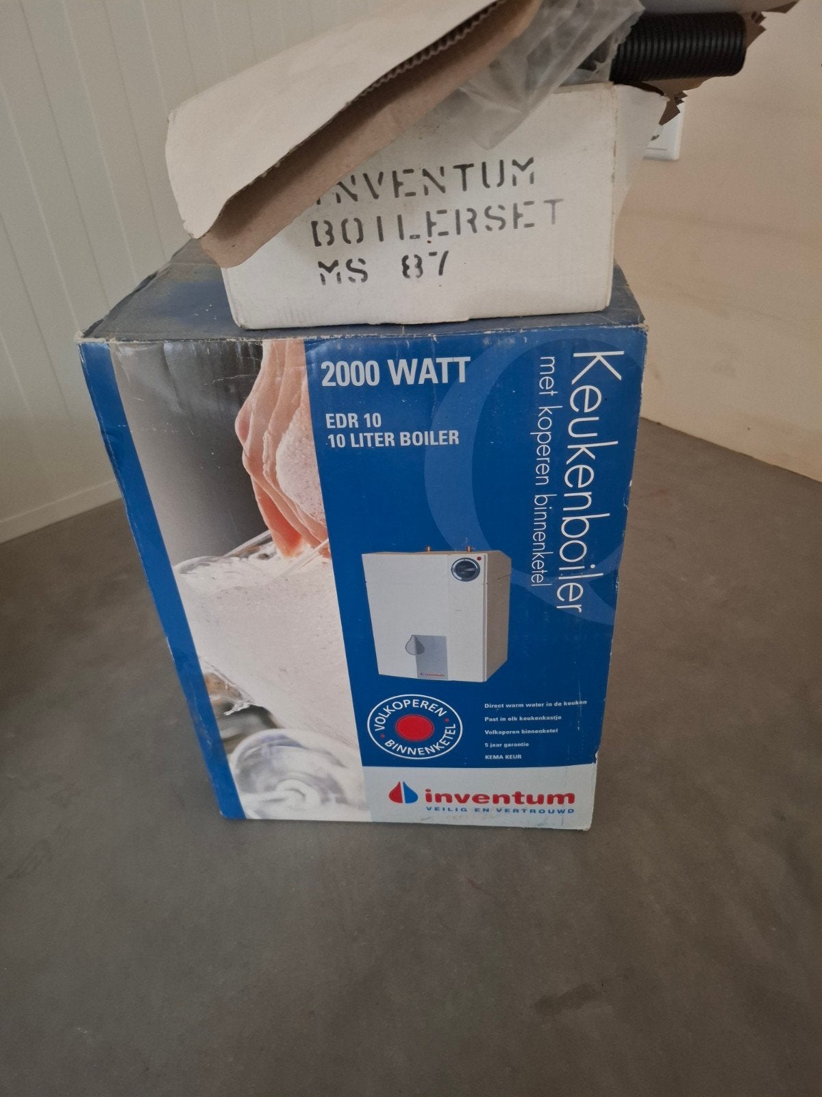Nieuwe Inventum Boiler 2000W 10L met aansluitset, Doe-het-zelf en Verbouw, Geisers en Boilers, Nieuw, Minder dan 20 liter, Onbekend