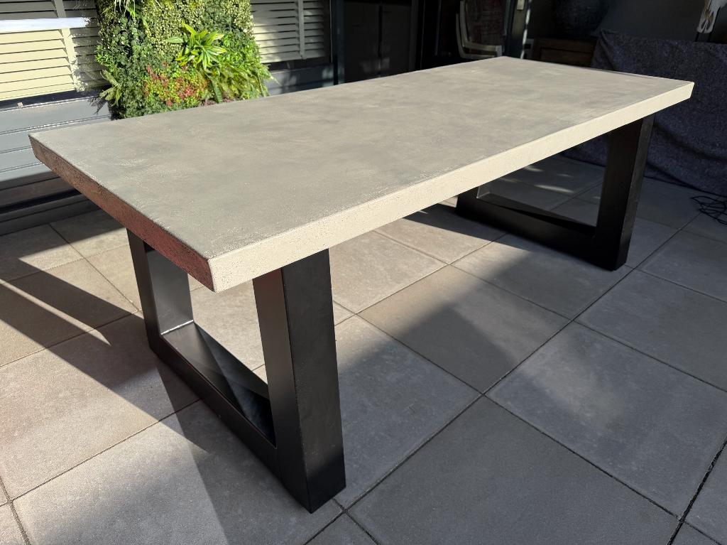 Betonlook tafel met robuuste zwarte poten (220cm x 90cm), Ophalen, 200 cm of meer, 50 tot 100 cm, Zo goed als nieuw