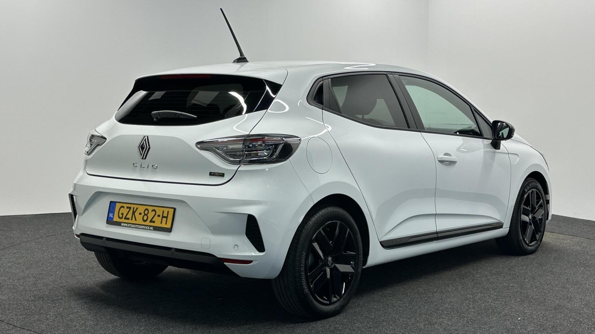 Renault Clio 1.6 E-Tech Full Hybrid 145 evolution CAMERA NAV, Auto's, Stof, Gebruikt, Met garantie (alle), Wit
