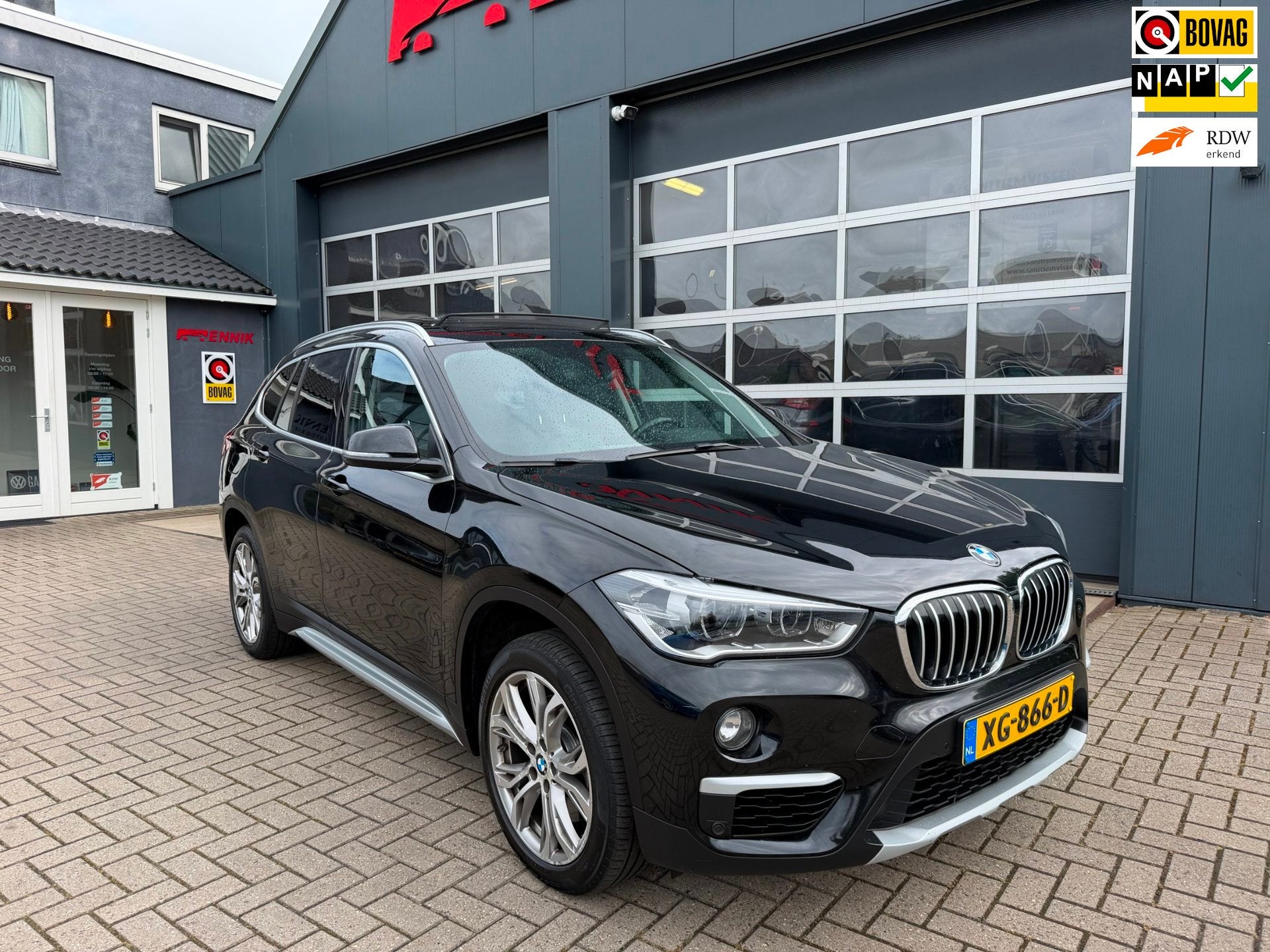 BMW X1 SDrive20i High Executive / SportLeder / Pano / Head-U, 1998 cc, Zwart, Bedrijf, 1455 kg