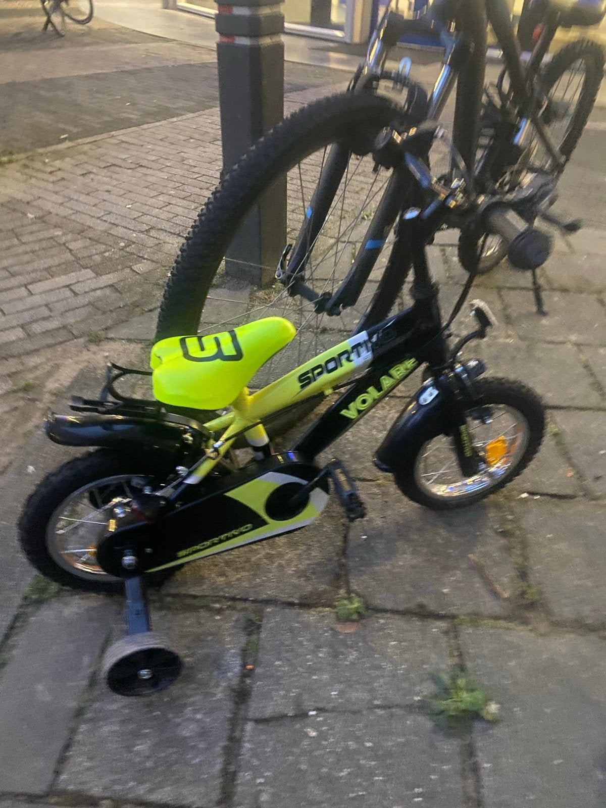 Volare Sportivo kinderfiets 12 inch met zijwieltjes, Fietsen en Brommers, Fietsen | Kinderfietsjes, Ophalen, Zijwieltjes, Gebruikt