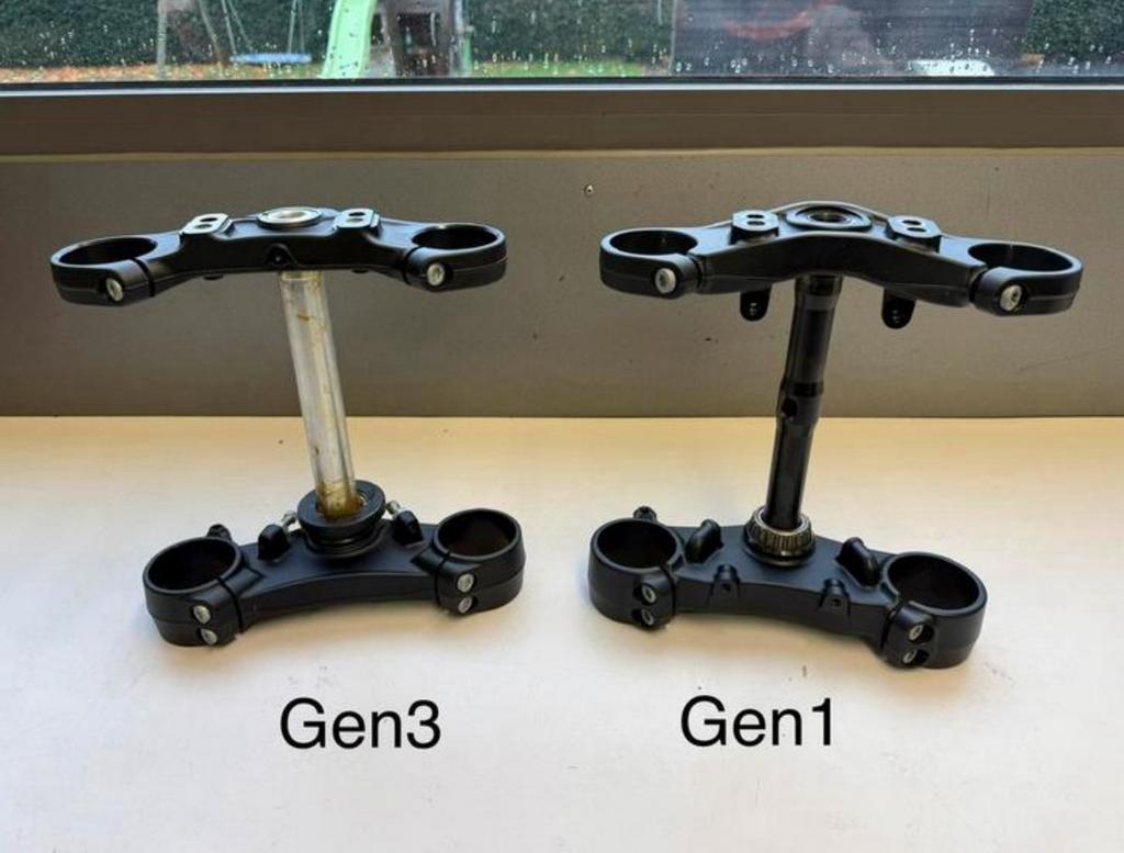 KTM Superduke 1290R Gen1 en Gen3 OEM Triple Clamp, Ophalen of Verzenden, Zo goed als nieuw