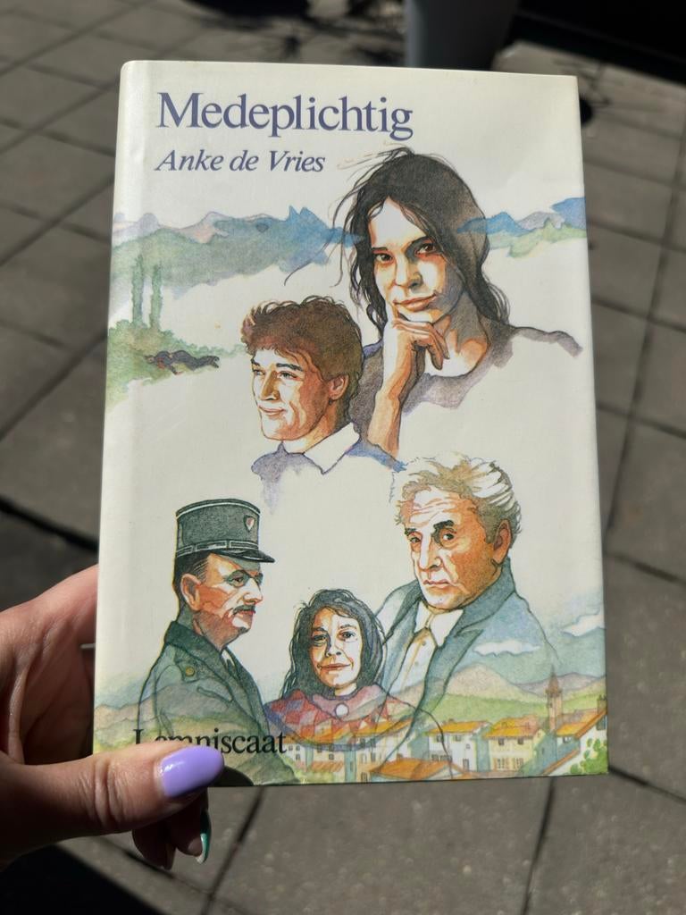 Medeplichtig - Anke de Vries (Jeugdboek), Boeken, Ophalen of Verzenden, Gelezen, Nederland