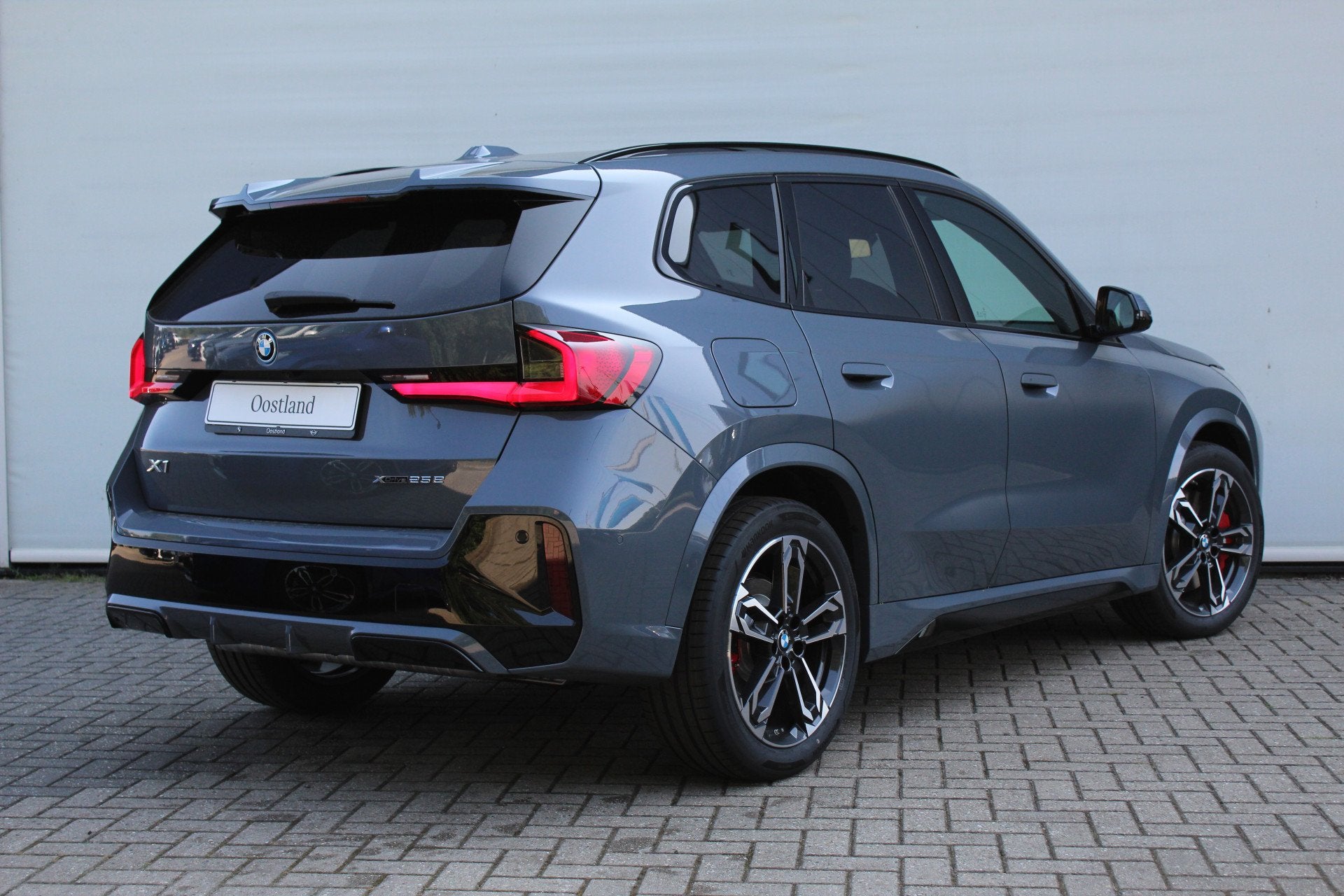 BMW X1 xDrive25e M Sport Automaat / Trekhaak / Panoramadak /, Auto's, Dealer onderhouden, Zwart, Stoelverwarming, Leder