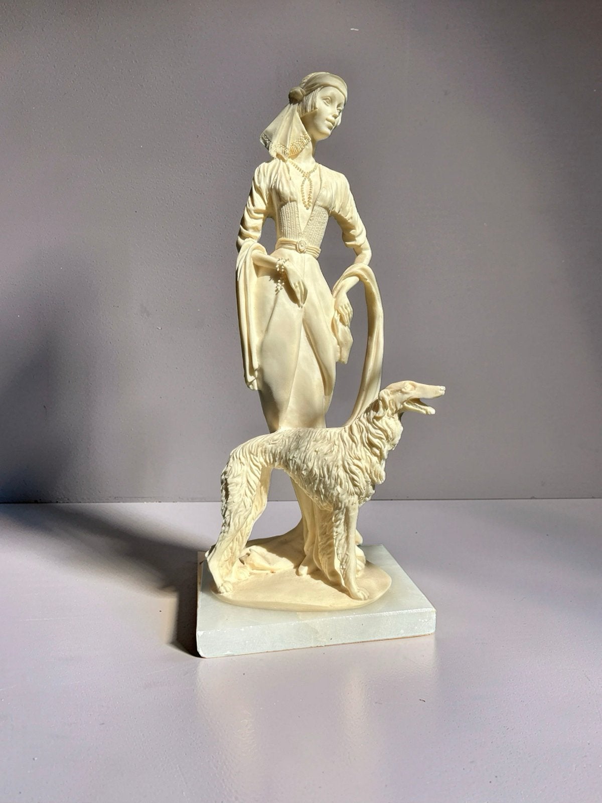 Art Deco Beeld Vrouw met Windhond - Vintage Jaren '70, Art deco, Ophalen of Verzenden, Beeld, Composieten