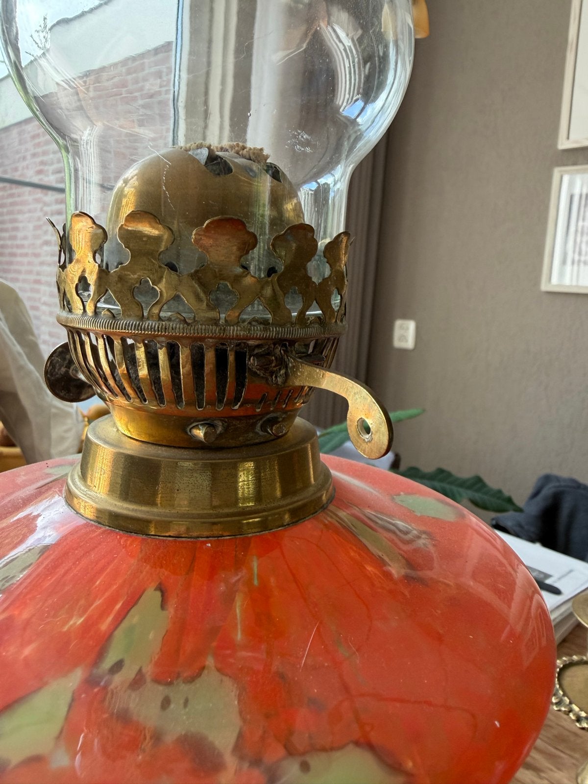 Antieke petroleum lamp met oranje-groen glas en messing, Antiek en Kunst, Ophalen of Verzenden