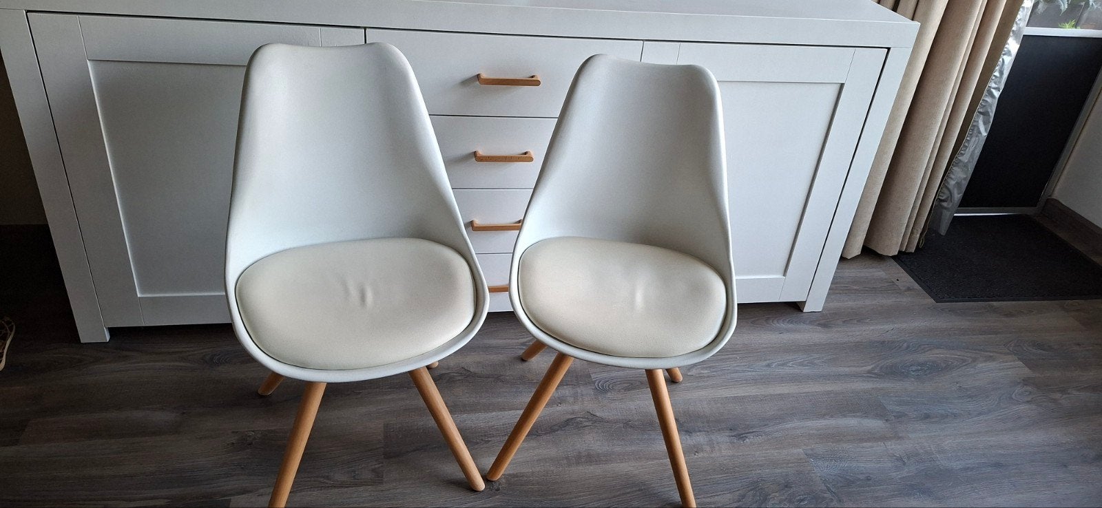 2 witte eetkamerstoelen, scandinavisch, Ophalen, Kunststof, Twee, Wit