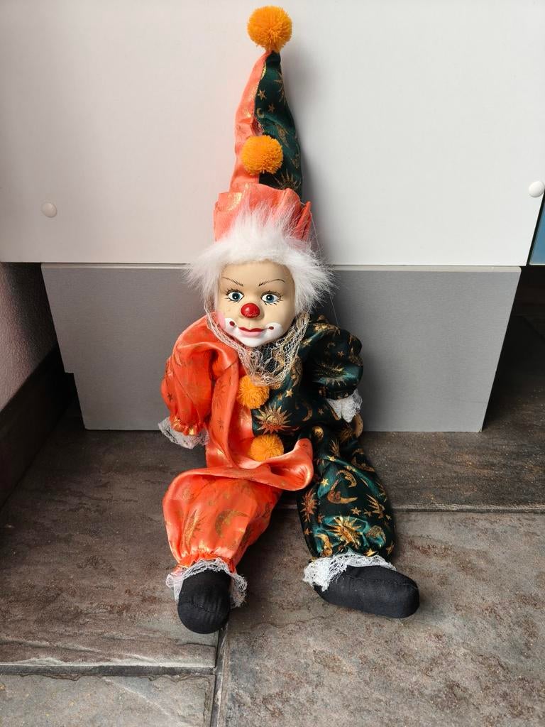 Leuke grote clown met porseleinen gezicht, Verzamelen, Poppen, Ophalen of Verzenden, Zo goed als nieuw, Pop