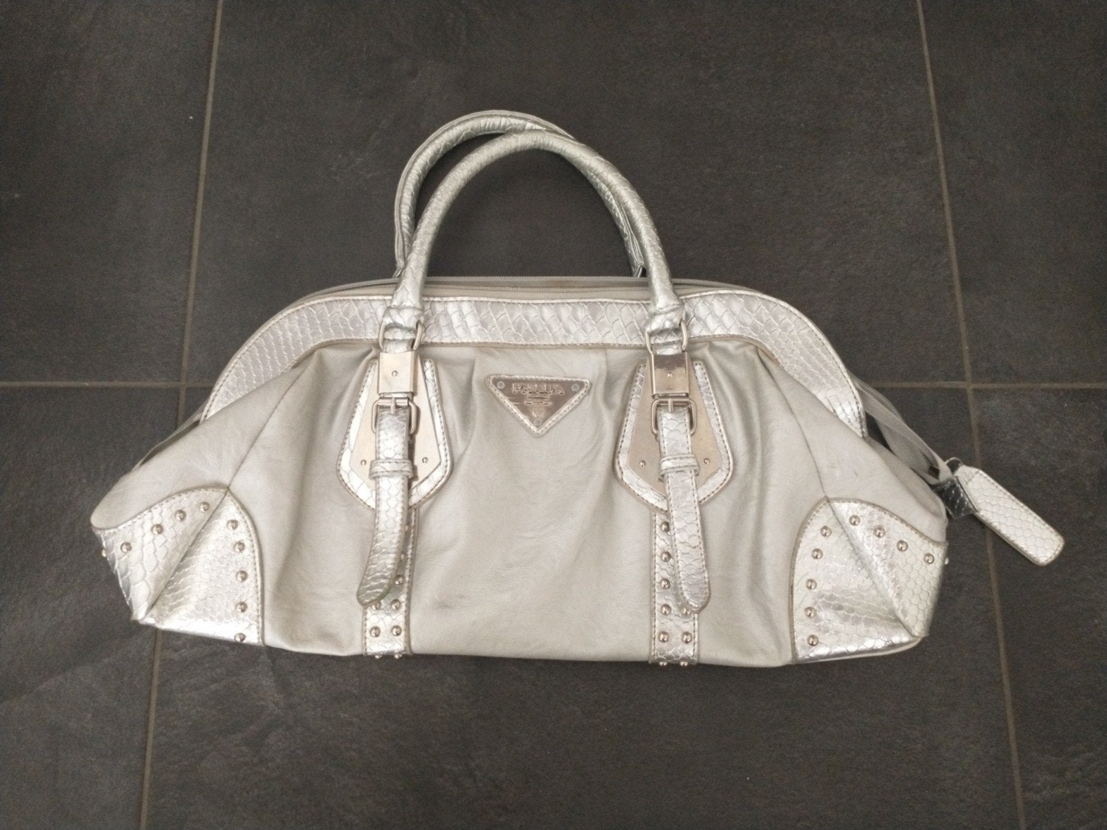 Prada tas - zilverkleurig met ritsdefect en vlek, Sieraden, Tassen en Uiterlijk, Tassen | Damestassen, Ophalen of Verzenden, Gebruikt