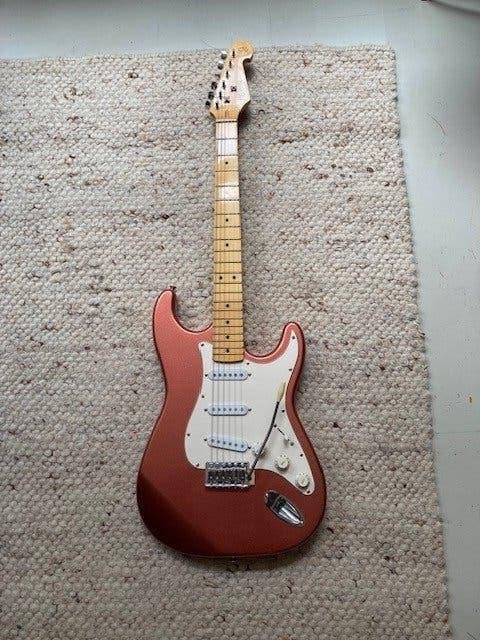 SX Stratocaster VTG series, mooi Pink Metallic. 125 €, Muziek en Instrumenten, Overige merken, Gebruikt, Ophalen of Verzenden