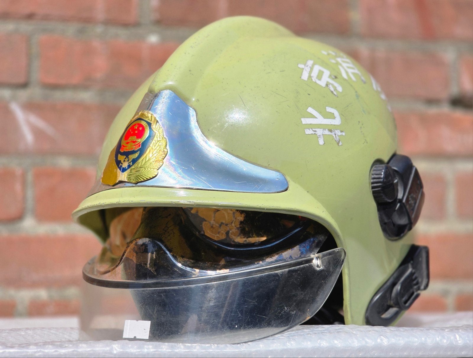 brandweerhelm brandweer China MSA F1SF, Ophalen of Verzenden, Landmacht, Nederland, Embleem of Badge
