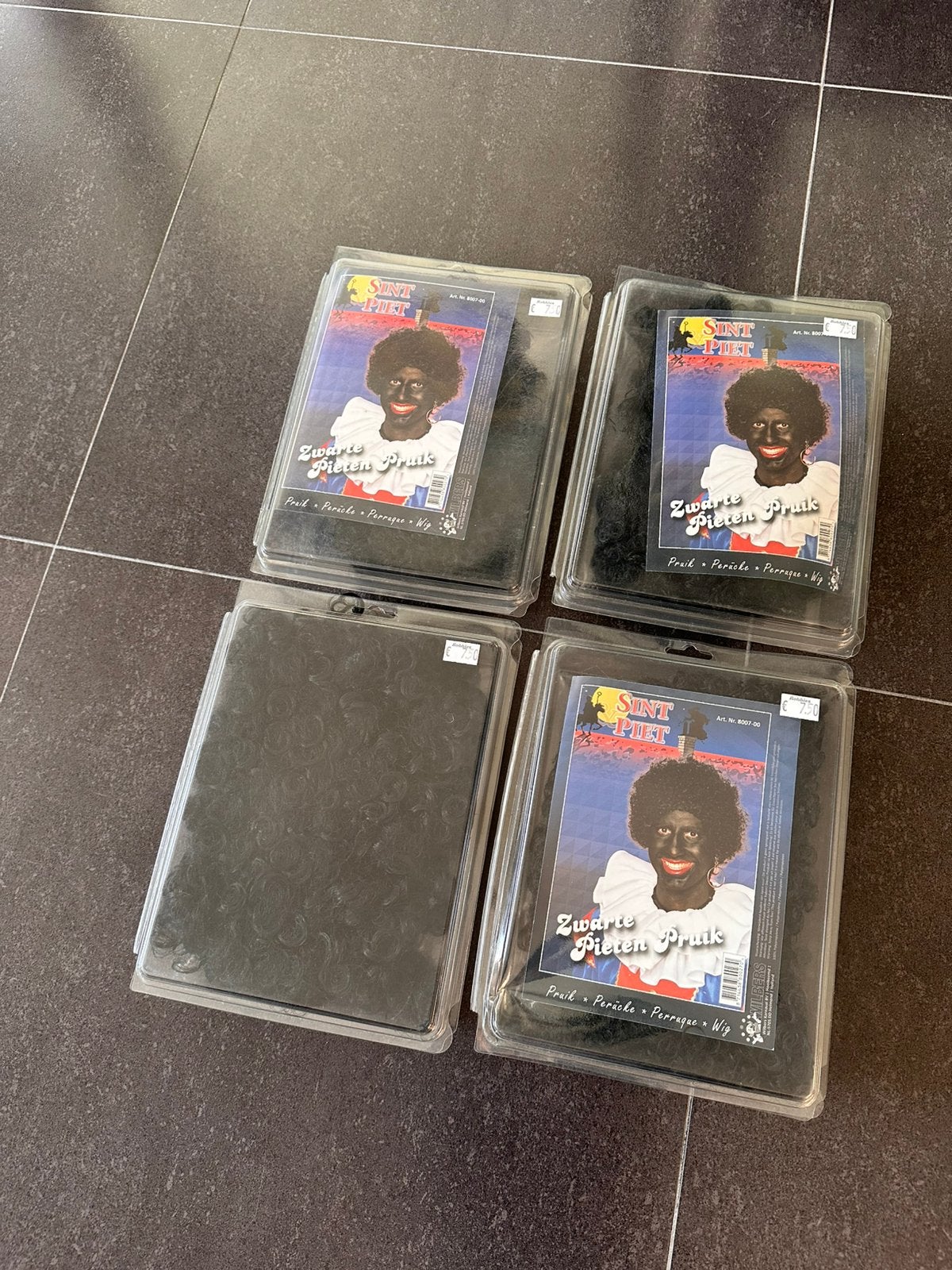 4x zwarte krullen pruik, Ophalen of Verzenden, Zo goed als nieuw, Kerstmis of Sinterklaas, Accessoires