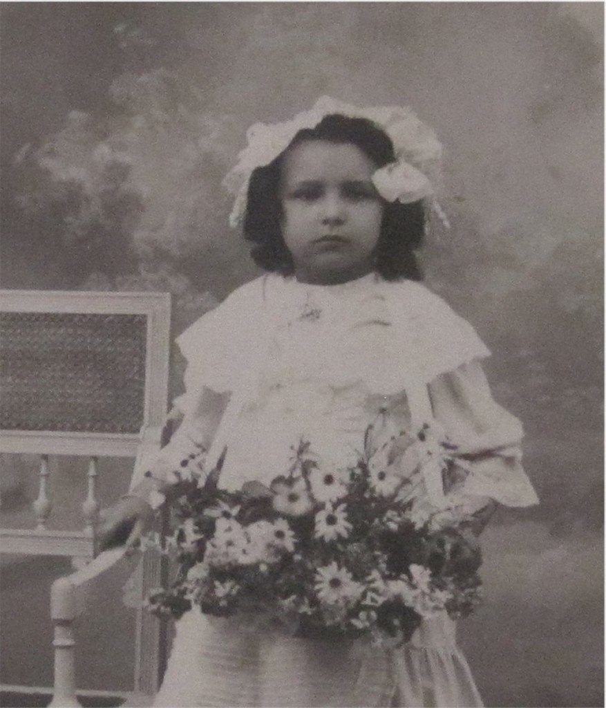 Antieke foto, meisje met wit jurkje, bloemen, Ophalen of Verzenden