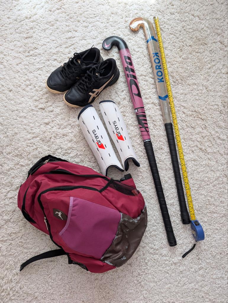 Complete Hockey Set: 2 Sticks + Asics Schoenen+tas+beschermi, Sport en Fitness, Hockey, Ophalen, Gebruikt, Schoenen