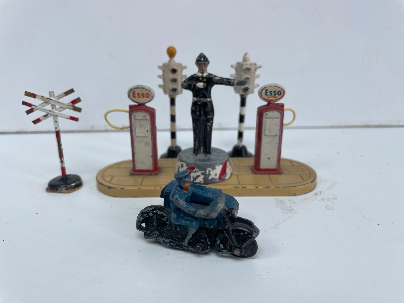 Vintage Dinky Toys Esso Garage Set met Politieagent en Motor, Ophalen of Verzenden
