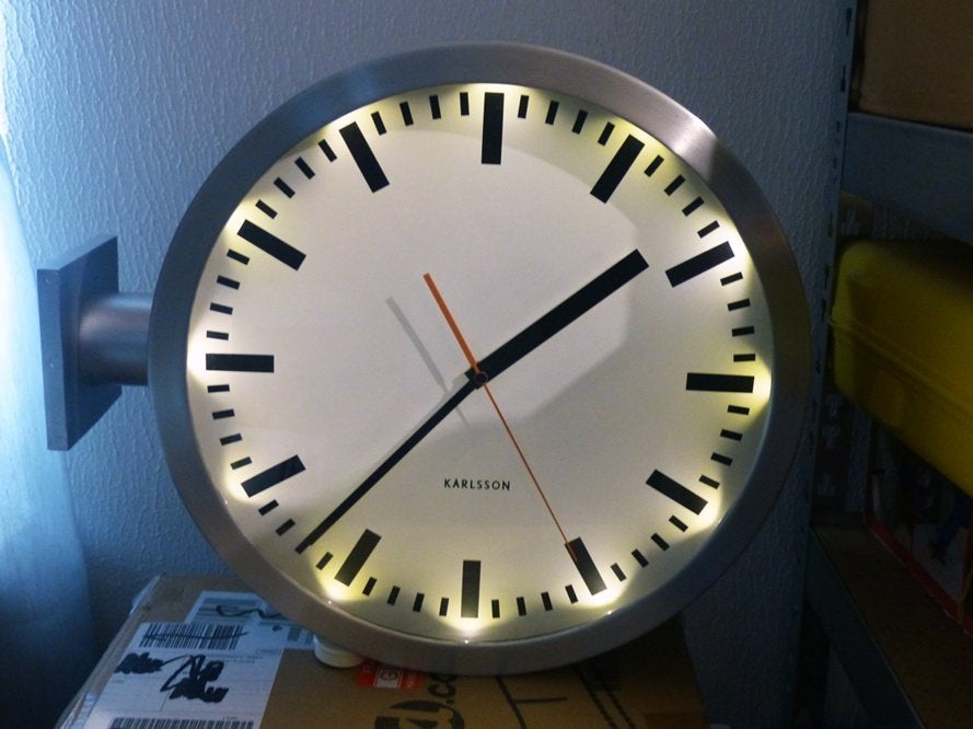 Grote KARLSSON KLOK, met verlichting. 40 cm. NIEUW in doos??, Huis en Inrichting, Wandklok, Analoog, Nieuw, Ophalen of Verzenden