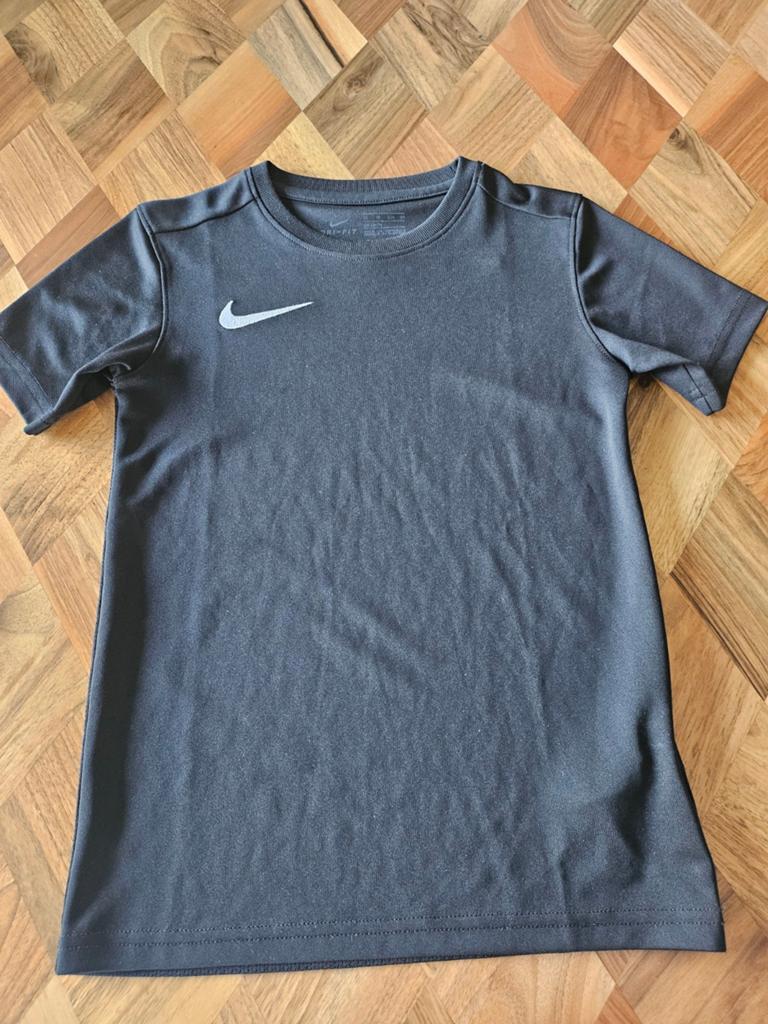 Nike Dri-Fit sport T shirt maat 122/ 128, Kinderen en Baby's, Kinderkleding | Maat 122, Sport- of Zwemkleding, Ophalen of Verzenden