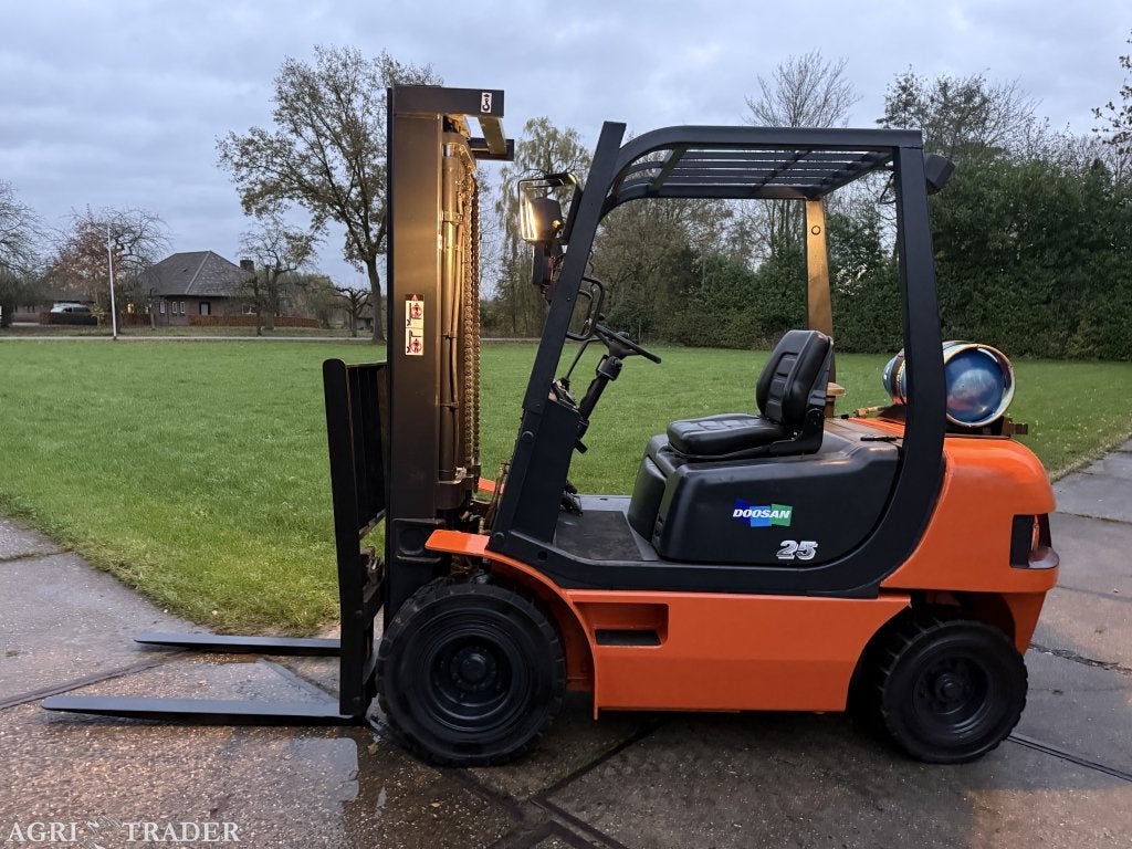 Doosan 2,5 tonner LPG heftruck automaat verlichting