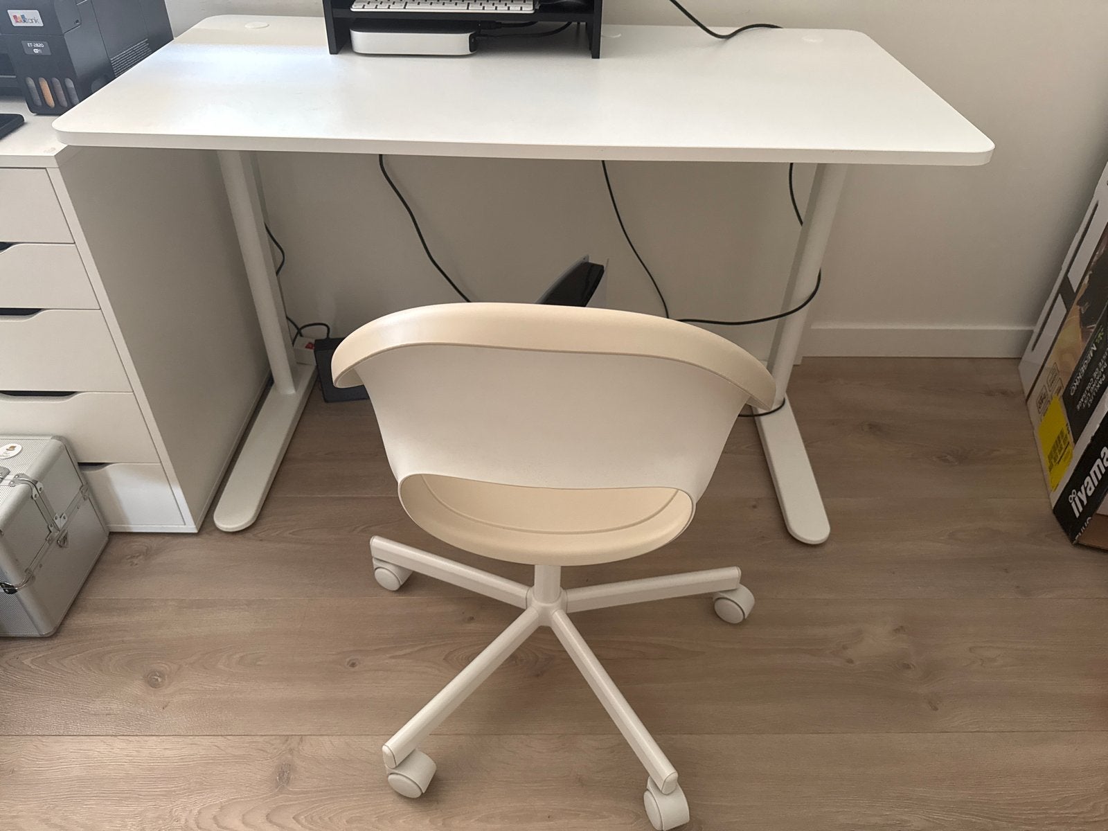 IKEA bureau Relatera wit met bureaustoel Eldberget beige, Huis en Inrichting, Ophalen, Gebruikt, IKEA, Wit