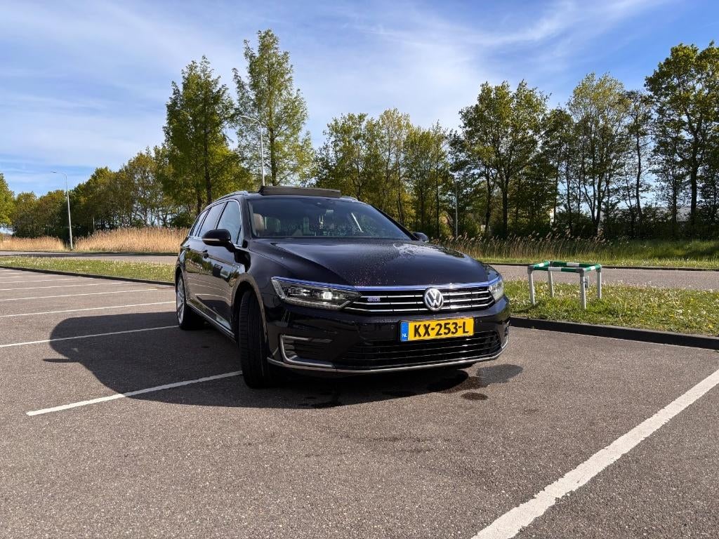 Volkswagen Passat 1.4 TSI 160KW GTE | Full option, Euro 6, Zwart, 1600 kg, 93 €/maand